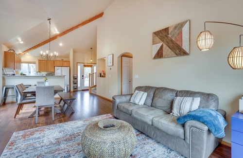 Redmond Casa | Pet-Friendly Townhome w/ Hot Tub in Redmond!