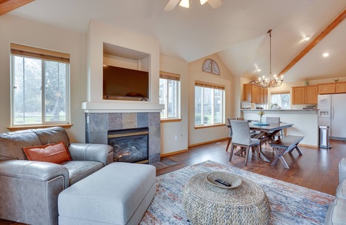 Redmond Casa | Pet-Friendly Townhome w/ Hot Tub in Redmond!