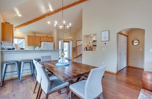 Redmond Casa | Pet-Friendly Townhome w/ Hot Tub in Redmond!