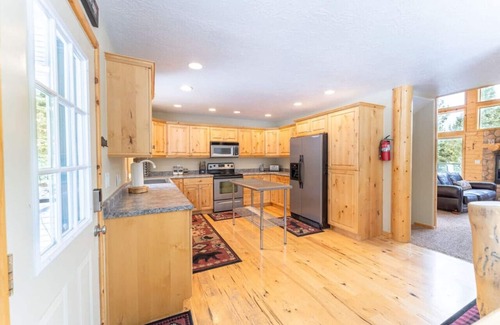 Duck Creek Village Cabina | Pet Friendly Rustic Charm Close to National Parks