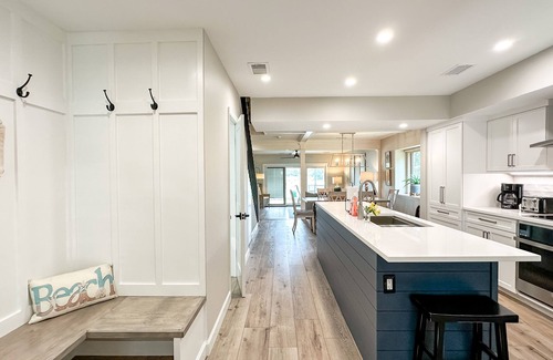 South Beach Condominio | PET-FRIENDLY VILLA W/ WATER VIEWS, DOCK & TENNIS NEAR SALTY DOG
