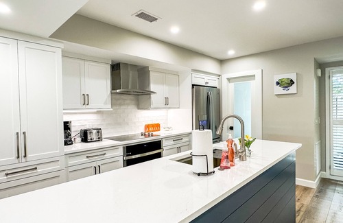 South Beach Condominio | PET-FRIENDLY VILLA W/ WATER VIEWS, DOCK & TENNIS NEAR SALTY DOG