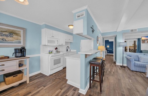Ocean Drive Cabaña | Pet Friendly Ocean View Cottage - Outdoor Pool - Walk to main street