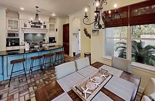 Summer Breeze Casa | PET FRIENDLY! PRIVATE HOT TUB! Up to 13 Guests! Minutes to Pier Park and 30A!
