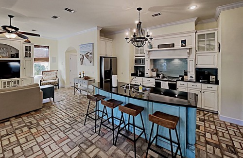 Summer Breeze Casa | PET FRIENDLY! PRIVATE HOT TUB! Up to 13 Guests! Minutes to Pier Park and 30A!