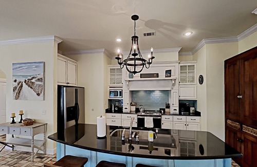 Summer Breeze Casa | PET FRIENDLY! PRIVATE HOT TUB! Up to 13 Guests! Minutes to Pier Park and 30A!