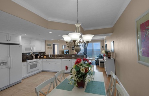 Lower Grand Lagoon Condominio | PET FRIENDLY-POOLSIDE CAFE-HOT TUB- GRILL-BEACH FRONT VIEW!!!!