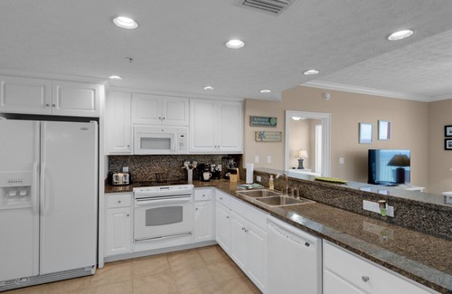 Lower Grand Lagoon Condominio | PET FRIENDLY-POOLSIDE CAFE-HOT TUB- GRILL-BEACH FRONT VIEW!!!!