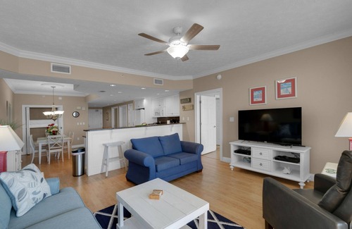 Lower Grand Lagoon Condominio | PET FRIENDLY-POOLSIDE CAFE-HOT TUB- GRILL-BEACH FRONT VIEW!!!!