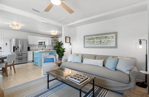 Kiska Beach Casa | PET FRIENDLY! CLOSE TO 3 BEACH ACCESS POINTS! PRIVATE POOL! 6 SEATER GOLF CART AVAILABLE! 4/2 BUNGALOW SLEEPS 10!