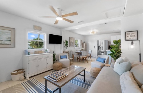 Kiska Beach Casa | PET FRIENDLY! CLOSE TO 3 BEACH ACCESS POINTS! PRIVATE POOL! 6 SEATER GOLF CART AVAILABLE! 4/2 BUNGALOW SLEEPS 10!