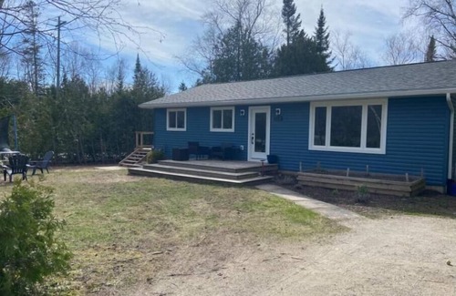 Saugeen Shores Casa | Pet friendly vacation home in Southampton - 4 bed - 2 bath - Shell Cottage