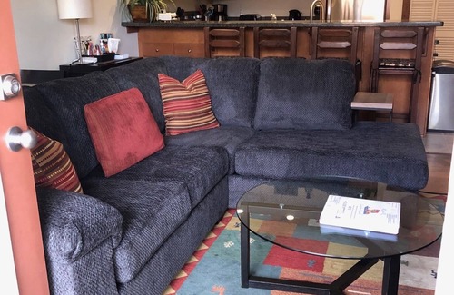 Okanagan-Similkameen Condominio | Condominio de vacaciones que admite mascotas con electrodomésticos renovados y cama king size, con vista a la piscina