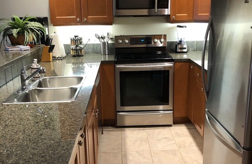 Okanagan-Similkameen Condominio | Condominio de vacaciones que admite mascotas con electrodomésticos renovados y cama king size, con vista a la piscina