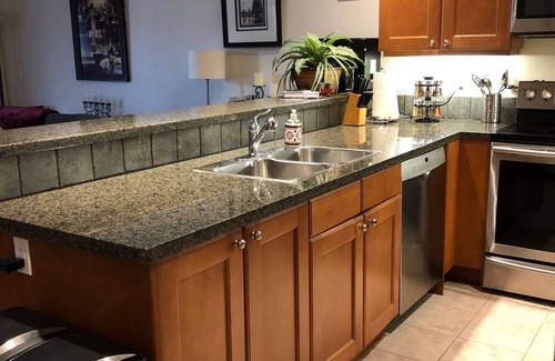 Okanagan-Similkameen Condominio | Condominio de vacaciones que admite mascotas con electrodomésticos renovados y cama king size, con vista a la piscina