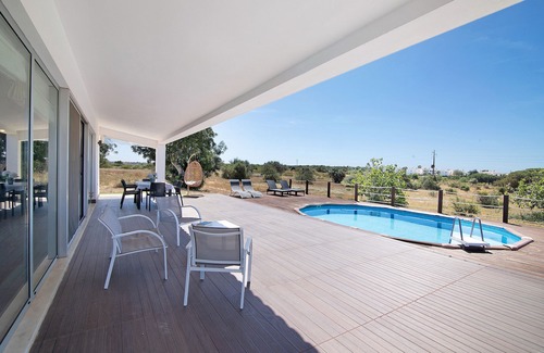 Pera Casa | "Villa Poça da Negra" con vistas al mar, piscina, jardín y Wi-Fi; mascotas permitidas