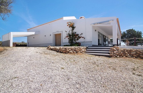 Pera Casa | "Villa Poça da Negra" con vistas al mar, piscina, jardín y Wi-Fi; mascotas permitidas