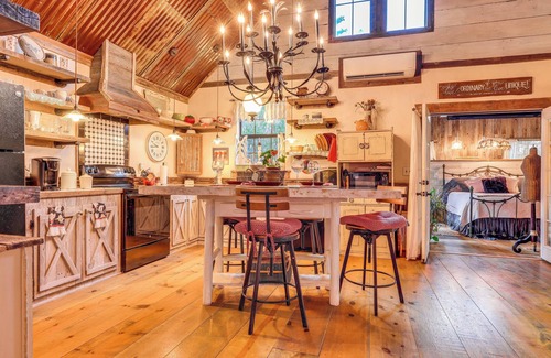 Wimberley Cabaña | Pet-friendly Wimberley Cabin w/ Fire Pit & Hot Tub