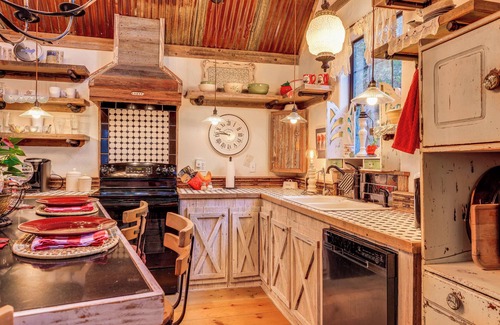 Wimberley Cabaña | Pet-friendly Wimberley Cabin w/ Fire Pit & Hot Tub