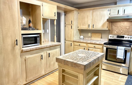 Karns Casa | Pet-Friendly with Hot Tub, Fenced Yard, 3 King Beds