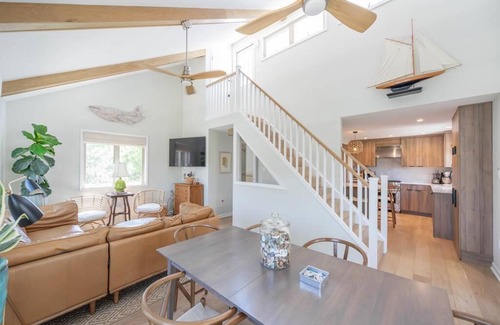 Stone Harbor Condominio | Pet Friendly with a new pool, outdoor space and 4 bedrooms! Great location within walking sitance to 96th Street shopping and activities.