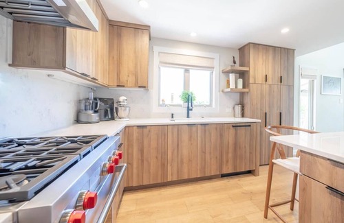 Stone Harbor Condominio | Pet Friendly with a new pool, outdoor space and 4 bedrooms! Great location within walking sitance to 96th Street shopping and activities.