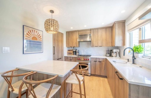 Stone Harbor Condominio | Pet Friendly with a new pool, outdoor space and 4 bedrooms! Great location within walking sitance to 96th Street shopping and activities.