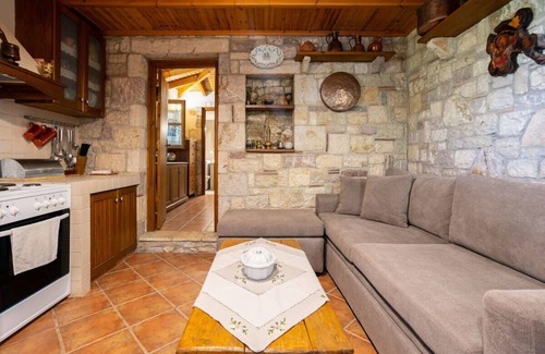 Messini Apartamento | Petalidi Stone House with garden near the beach