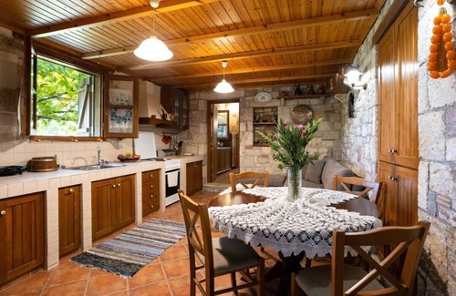 Messini Apartamento | Petalidi Stone House with garden near the beach