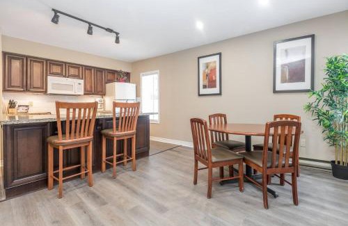 Oro-Medonte Apartamento | PetFriendly, 2 KingBeds, Gym, Pool, Netflix