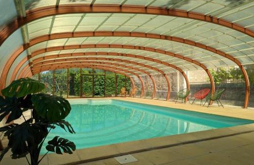 Chadurie Casa | Petit gîte romantique avec piscine couverte, jardin et animaux, proche de la nature à Chadurie - FR-1-653-234