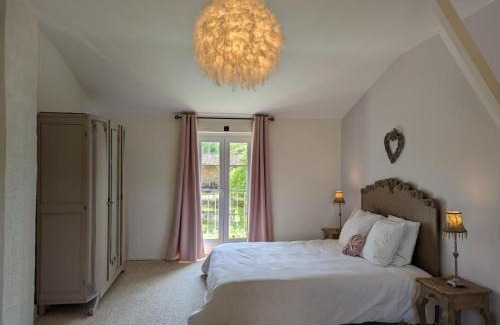 Chadurie Casa | Petit gîte romantique avec piscine couverte, jardin et animaux, proche de la nature à Chadurie - FR-1-653-234