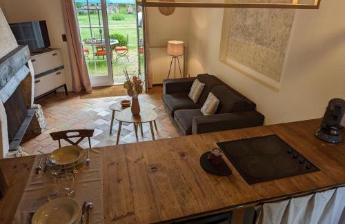 Chadurie Casa | Petit gîte romantique avec piscine couverte, jardin et animaux, proche de la nature à Chadurie - FR-1-653-234