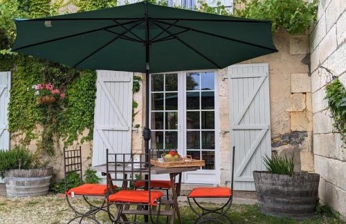 Chadurie Casa | Petit gîte romantique avec piscine couverte, jardin et animaux, proche de la nature à Chadurie - FR-1-653-234