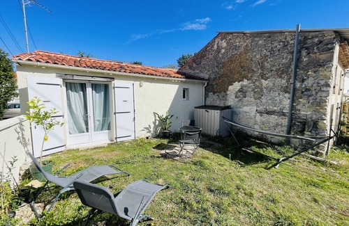 Asnieres-la-Giraud Casa | Petit Maison du Loubat Avec Jardin