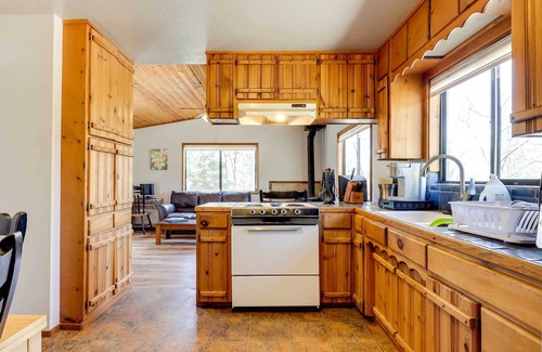 Middletown Cabina | Petite Chalet with Deck near Loch Lomond!