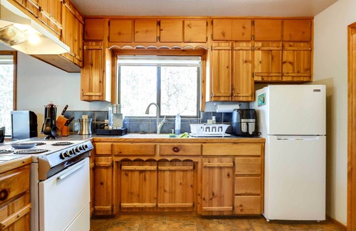 Middletown Cabina | Petite Chalet with Deck near Loch Lomond!