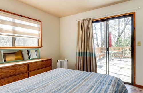 Middletown Cabina | Petite Chalet with Deck near Loch Lomond!