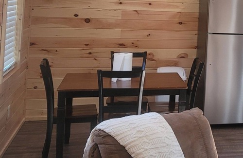 Genoa Cabina | Petite Piney Paradise in Texarkana, AR. New Cabin, Secluded, Cozy and Relaxing