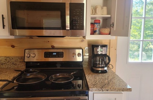 Genoa Cabina | Petite Piney Paradise in Texarkana, AR. New Cabin, Secluded, Cozy and Relaxing