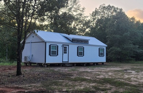 Genoa Cabina | Petite Piney Paradise in Texarkana, AR. New Cabin, Secluded, Cozy and Relaxing