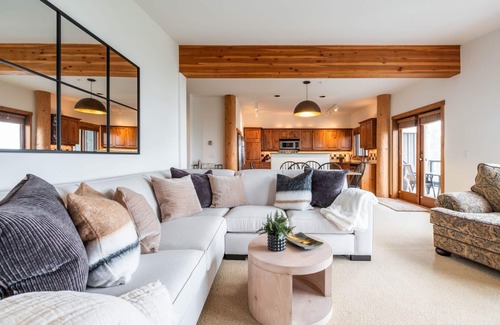 Whistler Creekside Condominio | Pets | BBQ | Sundeck | Private garage | Ski-in/out
