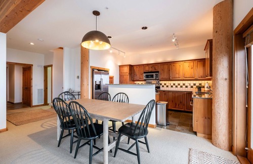 Whistler Creekside Condominio | Pets | BBQ | Sundeck | Private garage | Ski-in/out