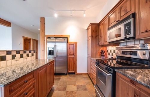 Whistler Creekside Condominio | Pets | BBQ | Sundeck | Private garage | Ski-in/out