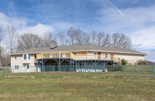 Candler Apartamento | PETS, large fenced yard, full kitchen, 6 min to A-ville.