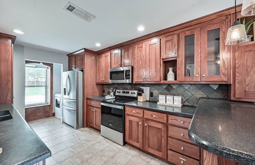 South Arlington Casa | Pets OK, NEW Hot Tub, Arcade, 65” TV, 300mb+ WIFI, Long Term Stays Available
