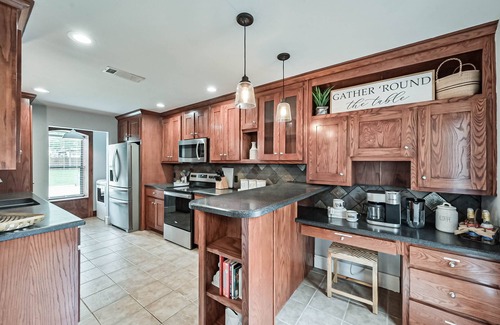 South Arlington Casa | Pets OK, NEW Hot Tub, Arcade, 65” TV, 300mb+ WIFI, Long Term Stays Available