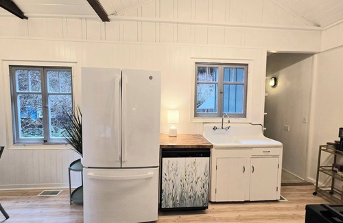 Boulder Creek Cabaña | Pets welcome and no check-out chores at Redwood Grove Retreat!