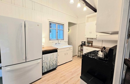 Boulder Creek Cabaña | Pets welcome and no check-out chores at Redwood Grove Retreat!