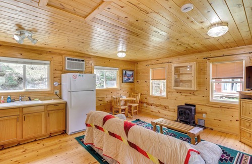 Deadwood Cabina | Pets Welcome: Cozy Cabin w/ Deck in Deadwood!